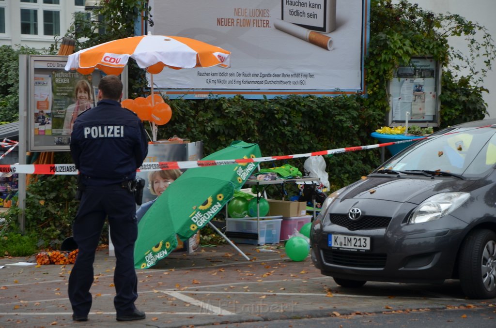 Attentat auf Fr Reker Koeln Braunsfeld Aachenerstr Wochenmarkt P14.JPG - Miklos Laubert